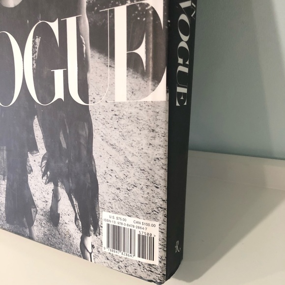 LIM TIME DISCOUNTED SHIPPING! 🌟HOST PICK🌟 Hardcover- In Vogue: The Illustrated - Picture 3 of 13